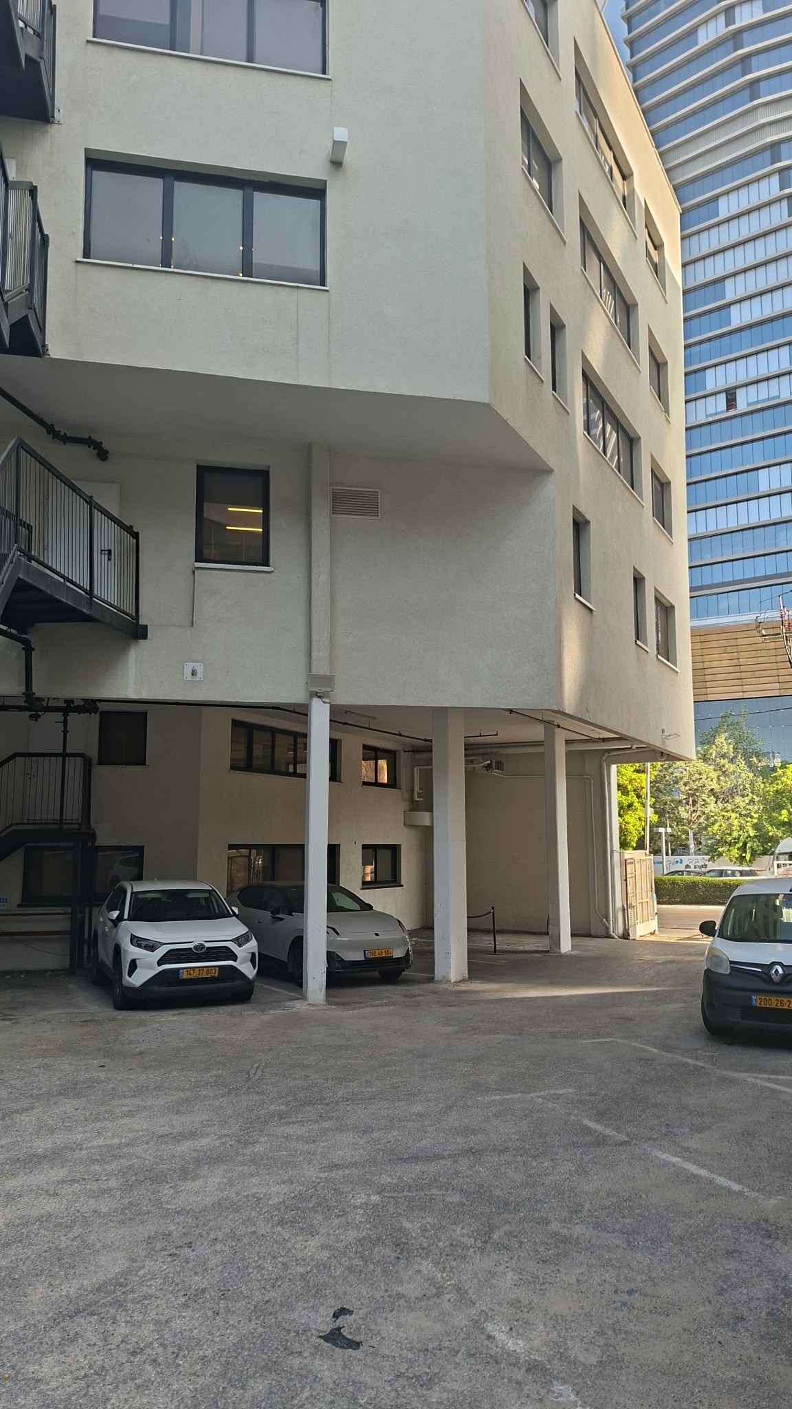 Complete original Microdaf courtyard photograph, including the upper window corner and street-level context